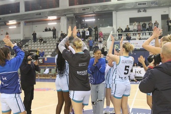 Las jugadoras del IDK celebran su sexta victoria en la fase de grupos de la Women Eurocup.