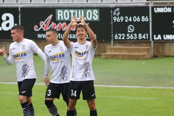 Yoshimura celebra un gol con el Conquense.