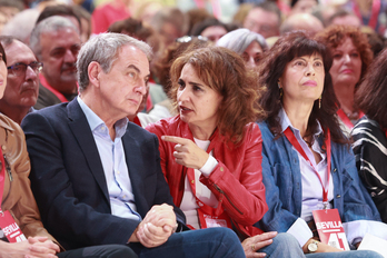 Zapatero, galardonado en esta primera jornada de Congreso Federal, conversa con Montero.