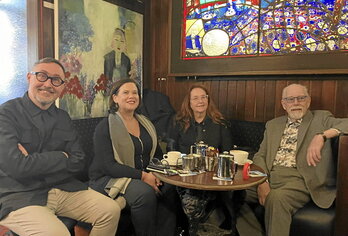 El parlamentario republicano Eoin Ó Broin (i) y la presidenta de Sinn Féin, Mary Lou McDonnald (2i), se toman un descanso en el pub Crogans.