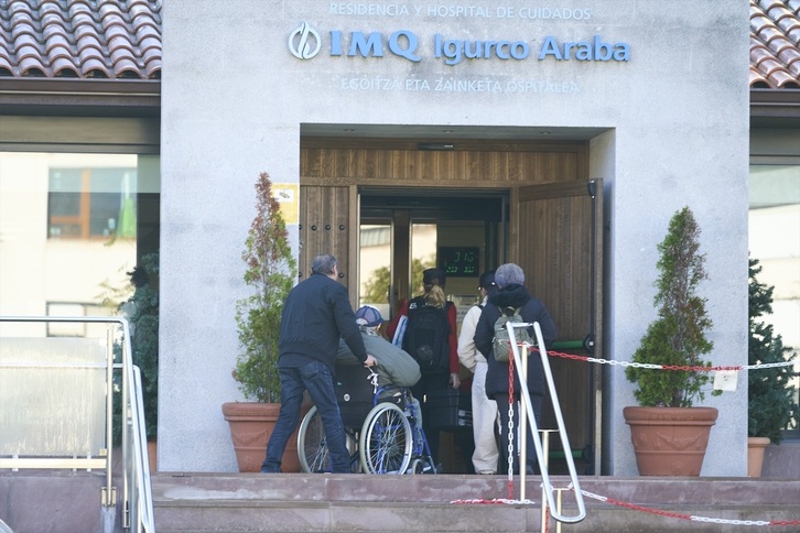 Agentes de la Ertzaintza y varias personas pasan a la residencia IMQ Igurco Araba