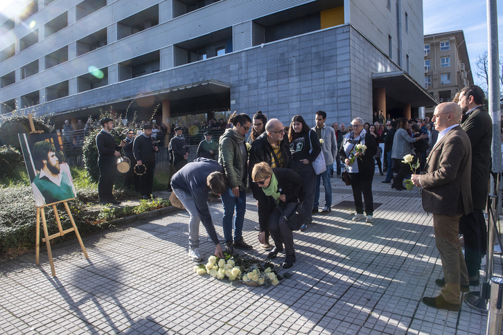 Acto de colocación de la placa de Mikel Zabalza frente al cuartel de Intxaurrondo.