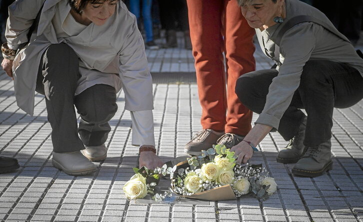 Hermanas de Zabalza depositaron sobre la placa un ramo de flores al que le siguieron decenas de rosas blancas.