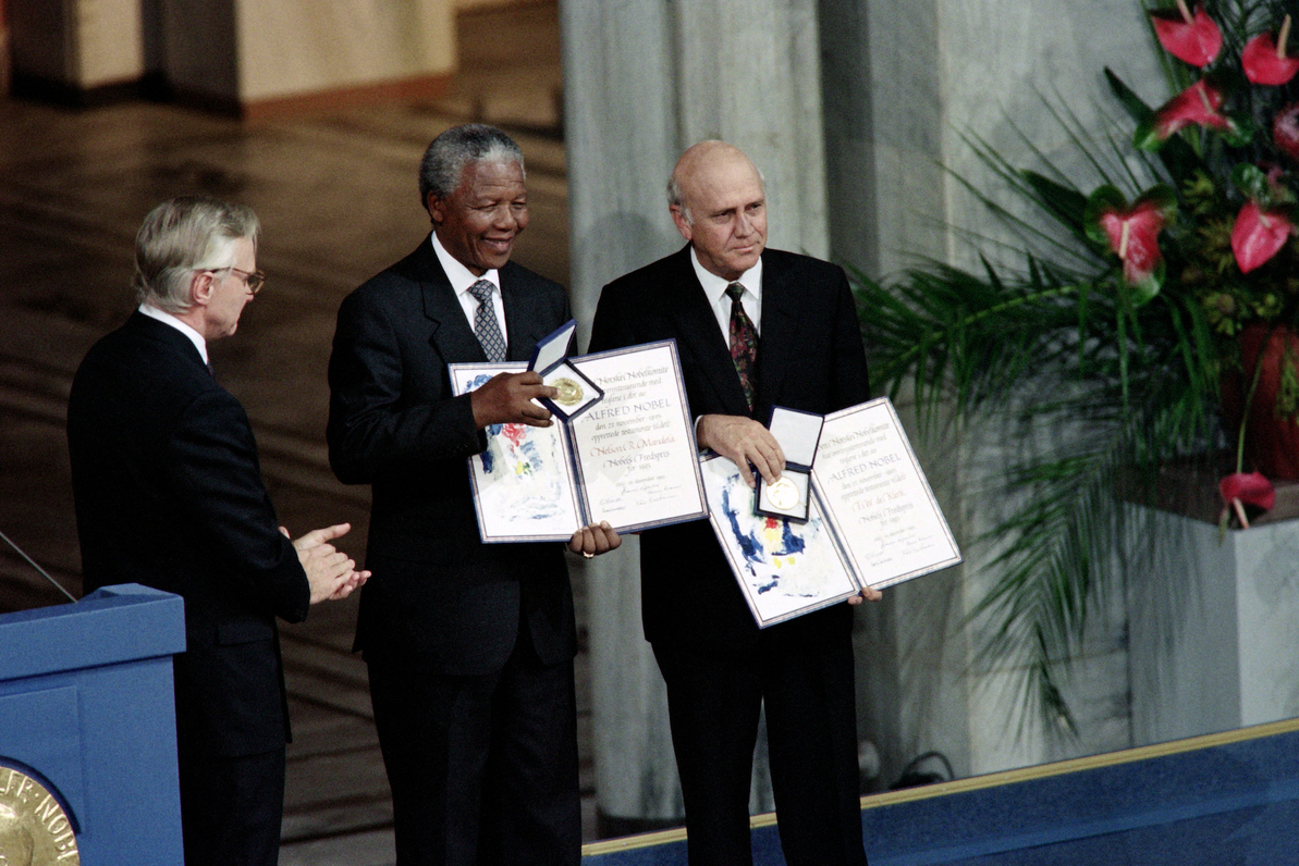 Nelson Mandela y Frederik De Klerk reciben el Nobel de la Paz en Oslo en 1993.