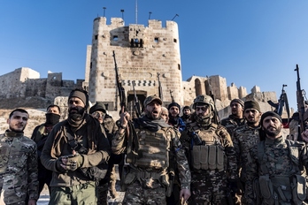 Milicianos de las fuerzas yihadistas ante la histórica Ciudadela de Alepo.