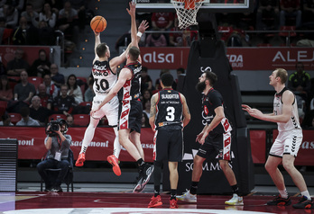 Dragic intenta encestar ante la defensa del Zaragoza.