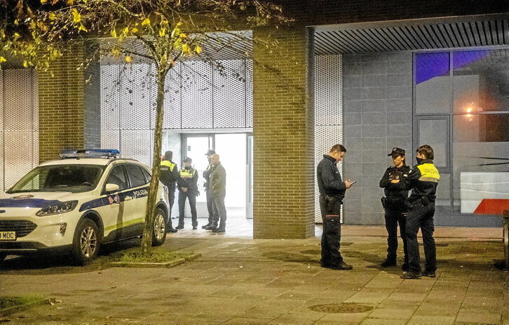 Efectivos policiales, junto al portal de la vivienda en la que se produjo el crimen machista.orka RUBIO