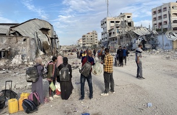 Cientos de familias palestinas desplazadas, obligadas a huir de los refugios y campamentos en Beit Lahia.