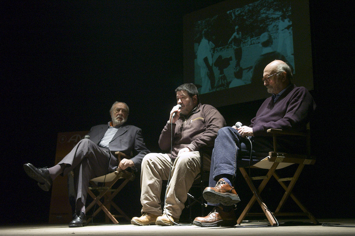 Presentación en Durangoko Azoka de la versión digitalizada de 'Ama Lur'. En la imágen, Néstor Basterretxea, el crítico de cine de GARA Mikel Insausti y Fernando Larruquert.