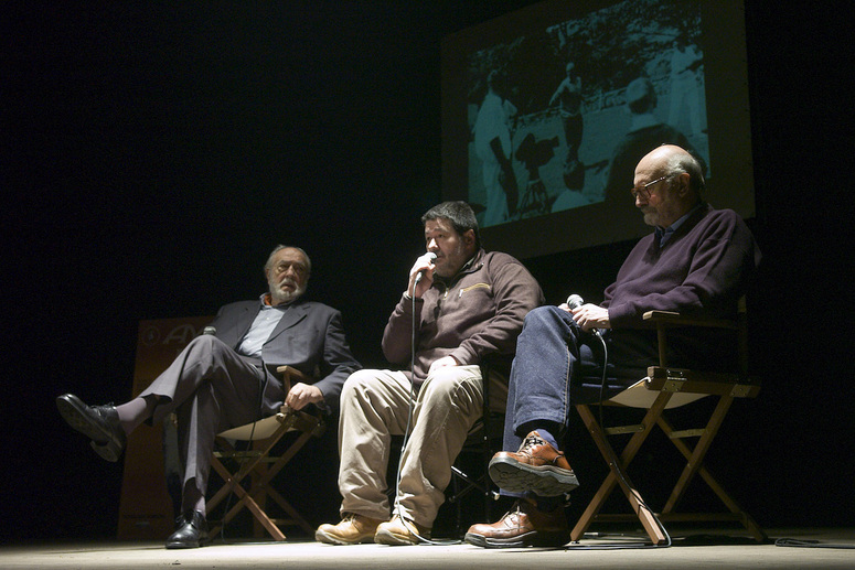 Presentación en Durangoko Azoka de la versión digitalizada de ‘Ama Lur’. En la imágen, Néstor Basterretxea, el crítico de cine de GARA Mikel Insausti y Fernando Larruquert.