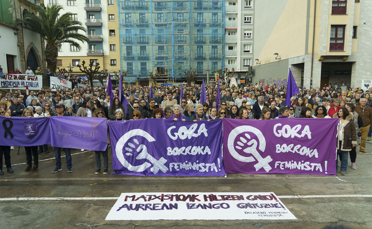 Concentración en Pasaia para denunciar el crimen machista cometido en la localidad.