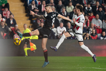 Momento en el que Sancet remata de volea para marcar el empate ante el Rayo.