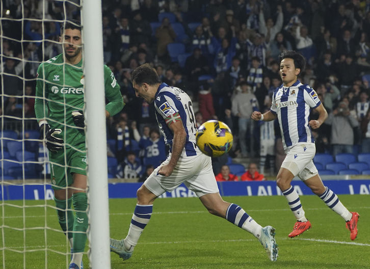 Oyarzabal celebra con rabia su gol número cien con la camiseta de la Real. 