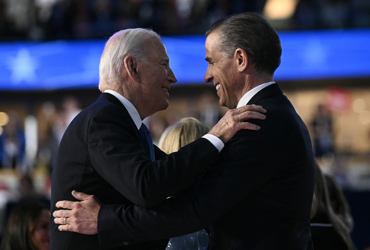 Joe Biden y su hijo Hunter Biden en la Convención Nacional Demócrata en el United Center en Chicago, Illinois, el 19 de agosto de 2024.