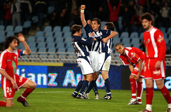 Kovacevic es felicitado por Mikel Alonso y Mikel Aranburu tras anotar al Sevilla en febrero de 2005.