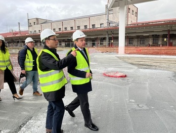 José Antonio Santano, exalcalde de Irun y actual secretario de Estado de Transportes y Movilidad Sostenible, en la visita a las obras de la estación de Renfe.