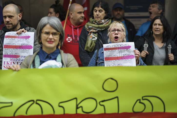 Movilización de LAB ante Lakua por las condiciones de trabajo de las personas migrantes.