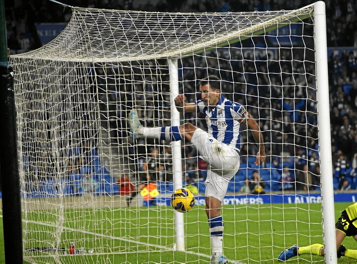 Mikel Oyarzabal patea el balón con furia en el 1-0 ante el Betis.