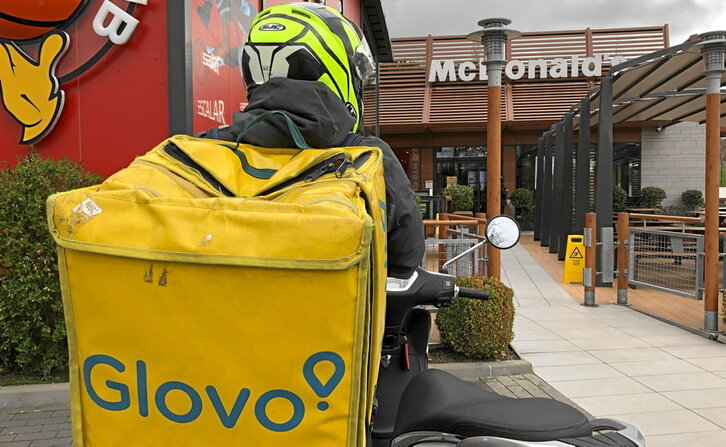 Glovo dejará de trabajar con repartidores autónomos y les hará contratos laborales.