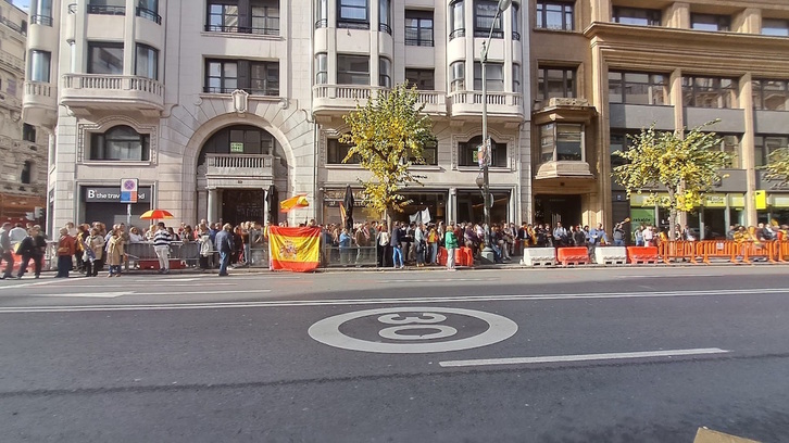 Imagen de la manifestación de Vox ante la sede del PSE en la que participó el ertzaina.