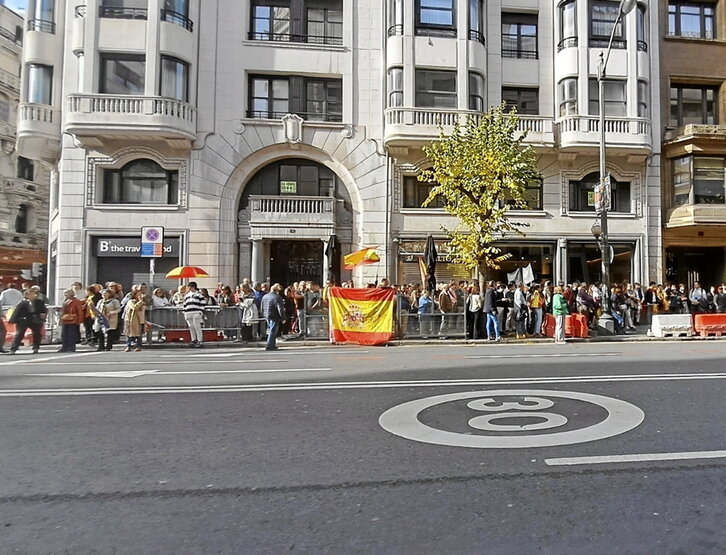 Imagen de la manifestación de Vox ante la sede del PSE en la que participó el ertzaina.