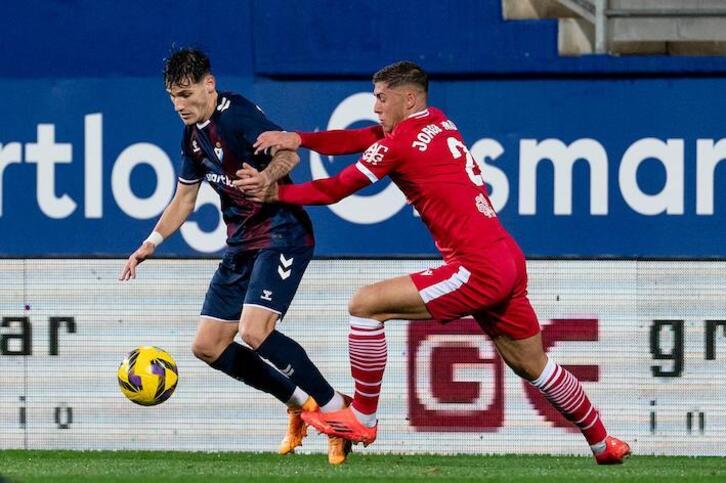 Cristian intenta marcharse de Moré.