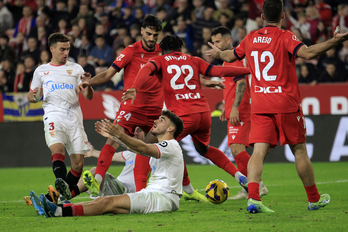 Un momento enrevesado durante el partido de Osasuna en Sevilla.