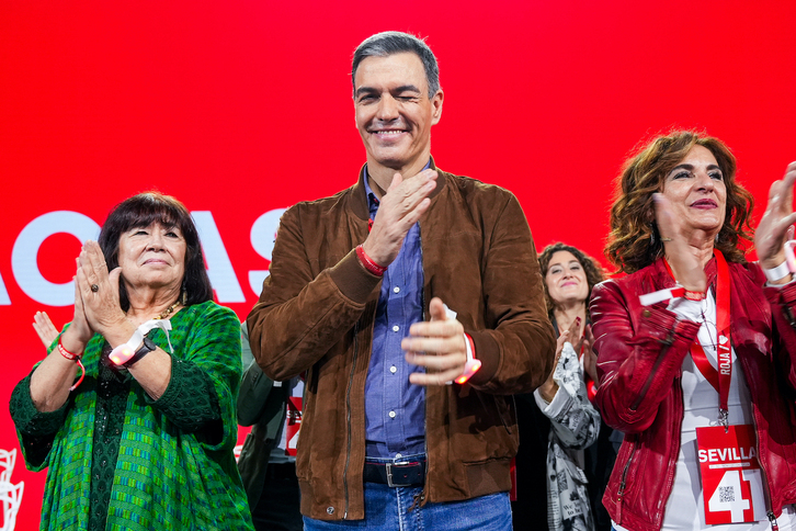 Pedro Sánchez, encumbrado por cuarta vez y más fuerte que nunca en el PSOE, hace un guiño a la cámara al final del congreso de Sevilla.