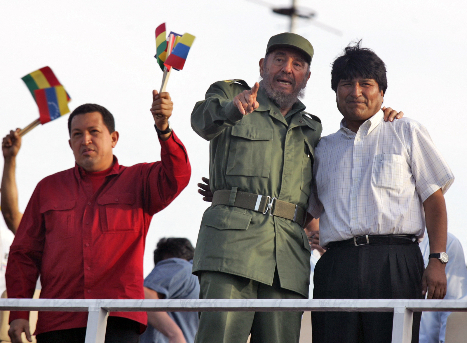 Evo Morales, acompañado por Hugo Chávez y Fidel Castro, en su primera visita en calidad de presidente electo a La Habana. (Adalberto ROQUE/AFP)