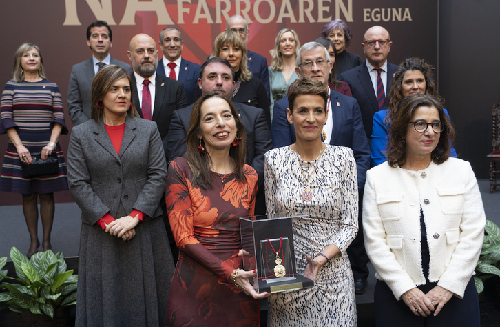 Las hijas de Mario Gaviria posan con la lehendakari y su Gobierno.