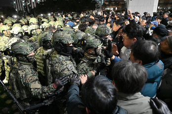 Militares intentan entrar en el Parlamento surcoreano tras el decreto de la ley marcial.