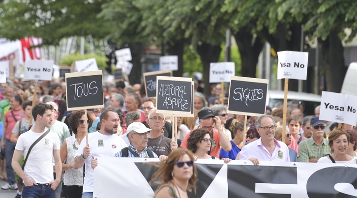 Manifestación en Iruñea contra el recrecimiento.