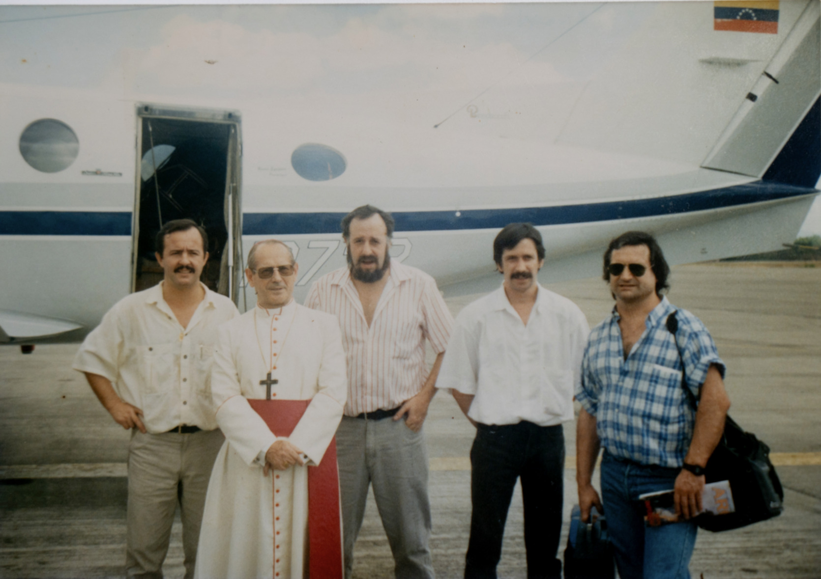 De izquierda a derecha, Juanjo Aristizabal, Monseñor Josetxo Laboa, Juan Karlos Arriaran, Koldo Saralegi y Miguel Ángel Aldana, en el aeropuerto de Panamá antes de subir al avión privado del presidente de Venezuela. 