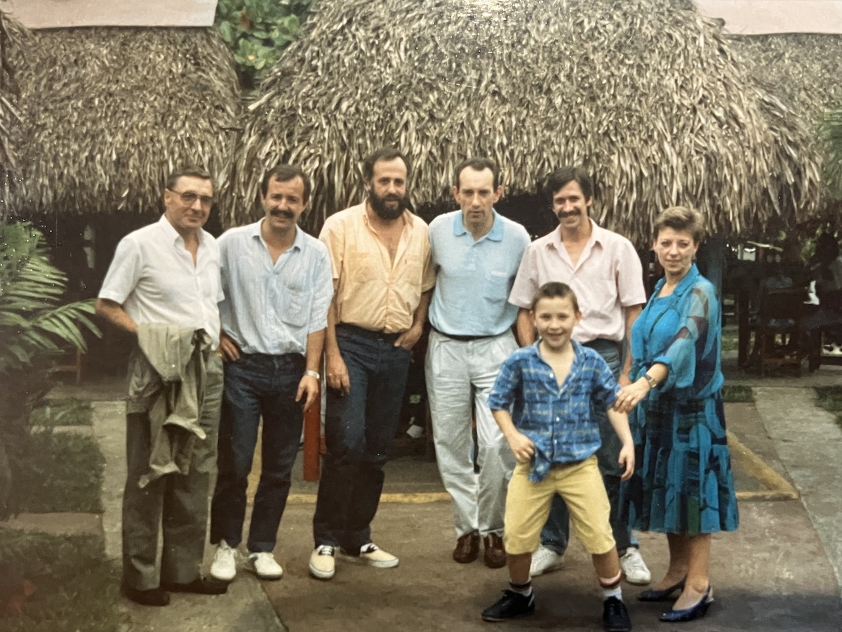 Miguel Castells, a la izquierda, junto a los deportados y el entonces parlamentario de HB Iñaki Aldekoa, en Panamá, en 1987. (Miguel CASTELLS)