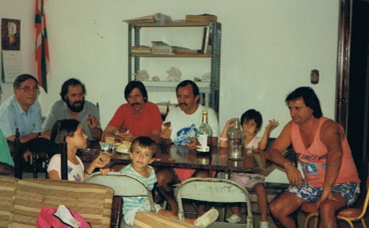 De izquierda a derecha, el jesuita Karmelo Gorrotxategi, que ayudó a los deportados, Juan Karlos Arriaran, Koldo Saralegi, Juanjo Aristizabal y Angel Aldana, comiendo con los hijos de este último en una de sus visitas a Panamá. (FAMILIA ALDANA-PETRALANDA)