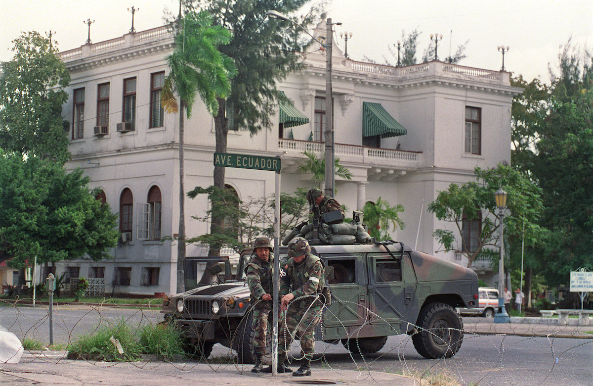 Soldados estadounidenses rodean con alambre de espino la nunciatura apostólica, el 25 de diciembre de 1989. (AFP)