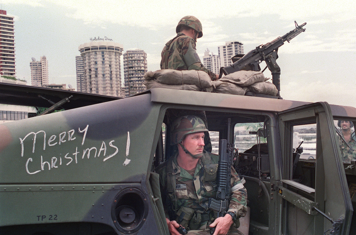 Un soldado estadounidense hace guardia frente a la nunciatura apostólica de la capital panameña, el 25 de diciembre de 1989. (Manoocher DUGHATI | AFP)