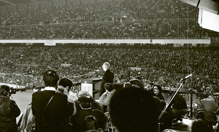 El lehendakari Leizaola, durante su discurso en el estadio de San Mamés. 