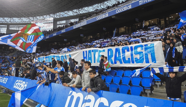 Pancarta contra el racismo en Anoeta, en un partido entre la Real Sociedad y el Eibar en 2019.