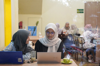 Varias clientas en en café de Qurrata Ayuni.