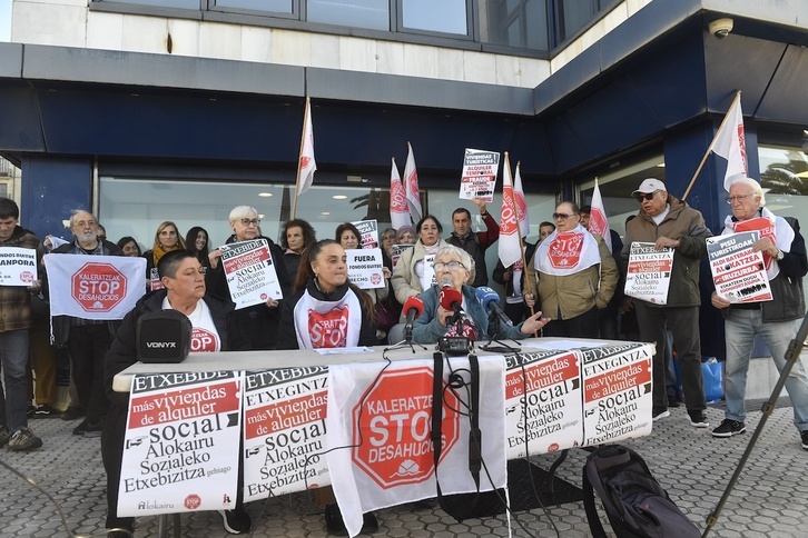 Comparecencia de Stop Desahucios este miércoles en Donostia.