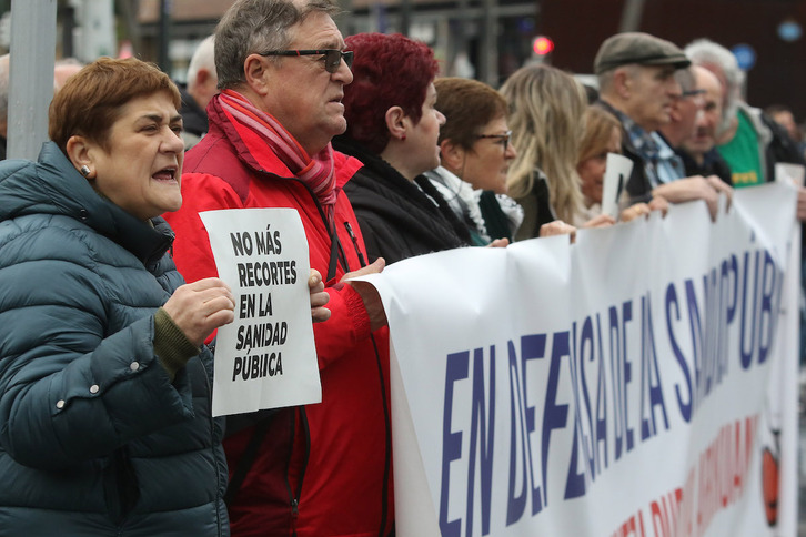 Concentración de las plataformas OPA por la sanidad pública este miércoles ante el Euskalduna.