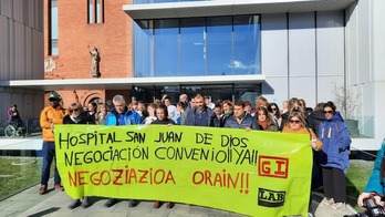 Concentración de la plantilla del Hospital San Juan de Dios de Iruñea.