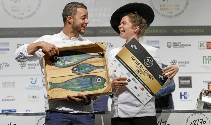 Grégory Ménard y Lucile Voisin, felices tras recibir el primer premio del campeonato de pintxos celebrado en Hondarribia.