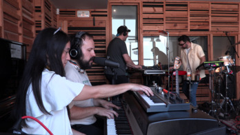 Eneko Peña, grabando los temas en el estudio.