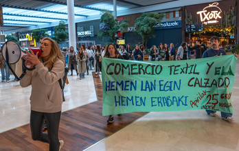 Protesta anterior de ELA contra la estatalización de estos convenios, en el interior del hipermercado Garbera de Donostia.