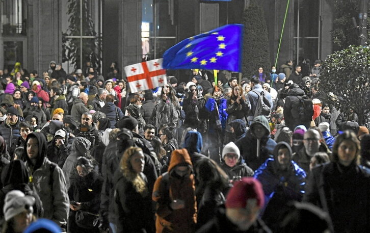 Manifestantes, frente al Parlamento en Tbilisi.