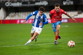 Luca Romero trata de pelear el esférico con un rival de la Deportiva Minera.