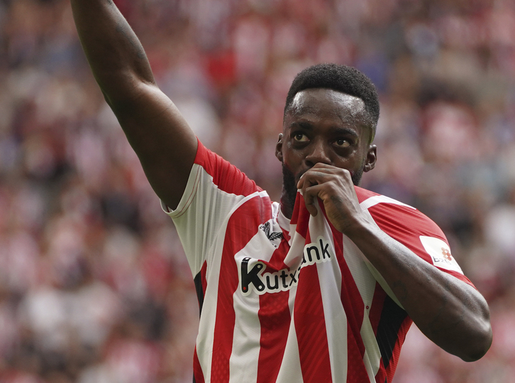 Iñaki Williams besa el escudo del Athletic al celebrar el gol marcado al Espanyol.