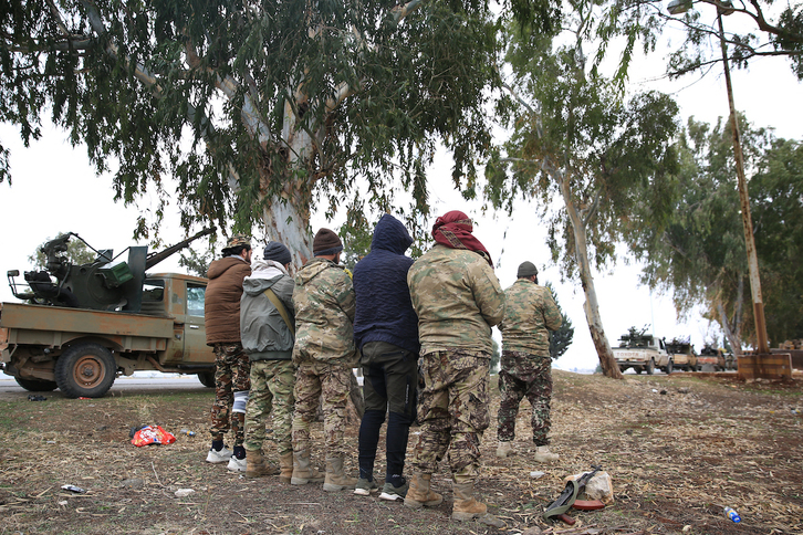 Fuerzas antigubernamentales rezan en la ciudad de Al-Rastan, en la provincia de Homs